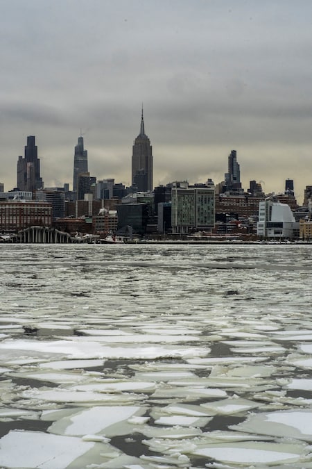 L'Empire State Building e il centro di Manhattan a New York sono visibili mentre il ghiaccio ricopre il fiume Hudson, mentre una forte tempesta invernale si diffonde su una vasta area degli Stati Uniti, come si vede da Hoboken, New Jersey, Stati Uniti, 26 gennaio 2026. REUTERS/Eduardo Munoz (REUTERS)