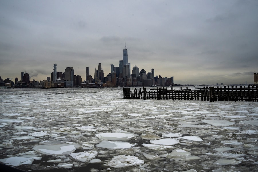 Il One World Trade Center e la parte bassa di Manhattan a New York sono visibili mentre il ghiaccio ricopre il fiume Hudson, mentre una forte tempesta invernale si diffonde su una vasta area degli Stati Uniti, come si vede da Hoboken, New Jersey, Stati Uniti, 26 gennaio 2026. REUTERS/Eduardo Munoz (REUTERS)