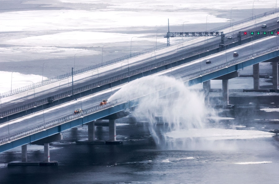 La neve viene spazzata via dal ponte Governor Mario Cuomo Bridge nel fiume Hudson, dopo che una forte tempesta invernale ha ricoperto di neve una vasta area degli Stati Uniti, a Nyack, New York, Stati Uniti, il 26 gennaio 2026. REUTERS/Mike Segar (REUTERS)