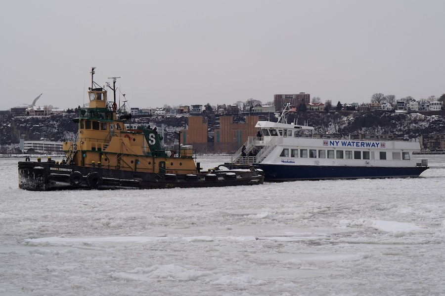 Il rimorchiatore Brian Courtney traina un traghetto privato della NY Waterway attraverso i banchi di ghiaccio del fiume Hudson tra il New Jersey e New York City, come si vede dal molo 78 dell'Hudson River Park a New York City, Stati Uniti, il 27 gennaio 2026. REUTERS/Bing Guan (REUTERS)