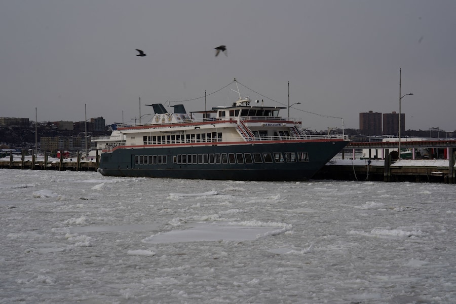 L'ex sede della La Barca Cantina, un ristorante messicano galleggiante ormai chiuso situato a bordo di una nave riconvertita, tra i banchi di ghiaccio del fiume Hudson tra il New Jersey e New York City, visto dal molo 78 dell'Hudson River Park a New York City, Stati Uniti, 27 gennaio 2026. REUTERS/Bing Guan (REUTERS)