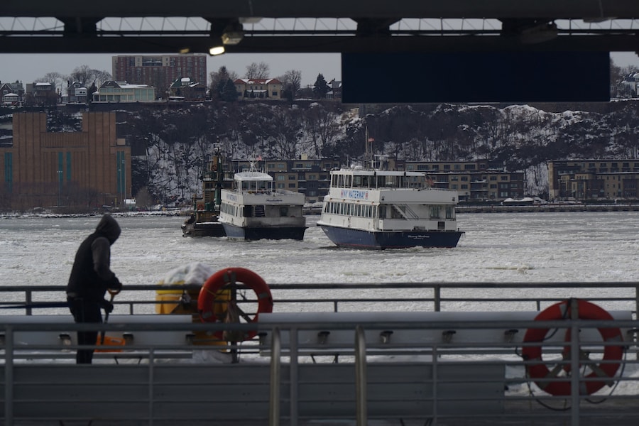 I traghetti privati della NY Waterway vengono trainati da un rimorchiatore attraverso i banchi di ghiaccio del fiume Hudson tra il New Jersey e New York City, come si vede dal molo 78 dell'Hudson River Park a New York City, Stati Uniti, il 27 gennaio 2026. Foto scattata attraverso il vetro. REUTERS/Bing Guan (REUTERS)