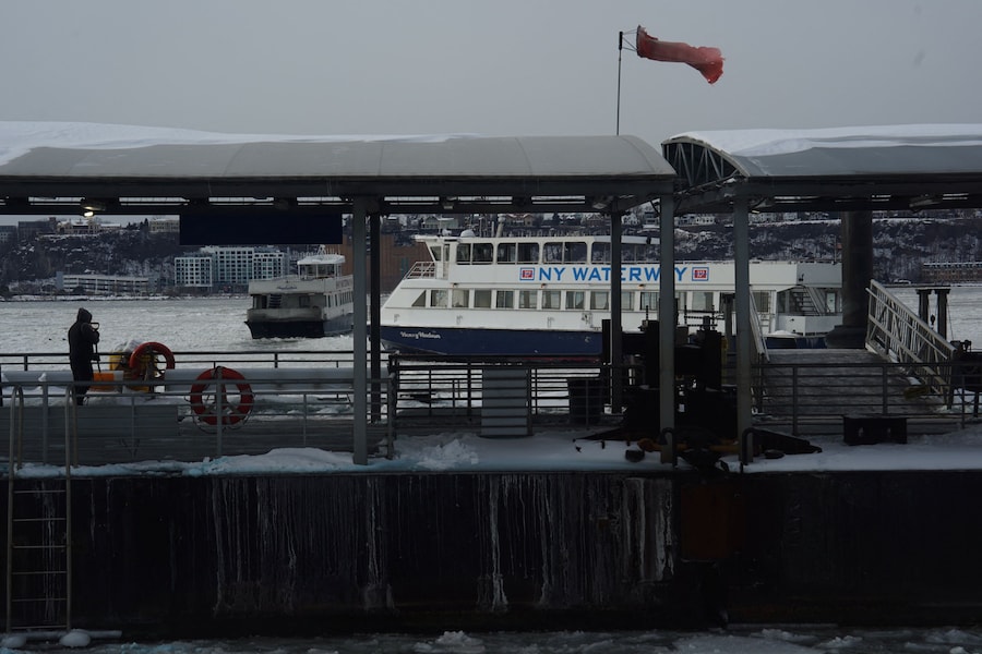 I traghetti privati della NY Waterway vengono trainati da un rimorchiatore (non raffigurato) attraverso i banchi di ghiaccio del fiume Hudson tra il New Jersey e New York City, come si vede dal molo 78 dell'Hudson River Park a New York City, Stati Uniti, il 27 gennaio 2026. Foto scattata attraverso il vetro. REUTERS/Bing Guan (REUTERS)