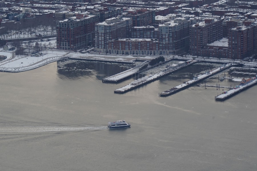 Un traghetto naviga tra i ghiacci galleggianti del fiume Hudson tra il New Jersey e New York City, visto dal ponte di osservazione dell'Edge at Hudson Yards a New York City, Stati Uniti, il 27 gennaio 2026. Foto scattata attraverso un vetro. REUTERS/Bing Guan (REUTERS)