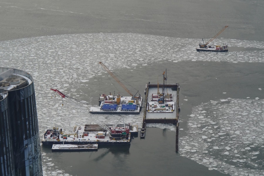Gru galleggianti tra i flussi di ghiaccio nel fiume Hudson tra il New Jersey e New York City, viste dal ponte di osservazione dell'Edge at Hudson Yards a New York City, Stati Uniti, 27 gennaio 2026. Foto scattata attraverso il vetro. REUTERS/Bing Guan (REUTERS)