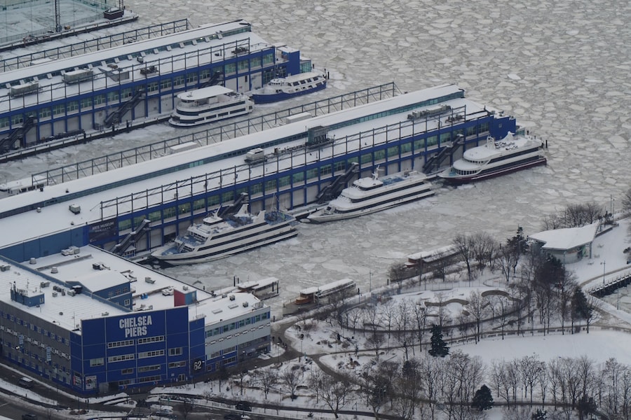 Barche congelate ormeggiate al Chelsea Piers, mentre il ghiaccio riempie il fiume Hudson tra il New Jersey e New York City, come si vede dal ponte di osservazione dell'Edge at Hudson Yards a New York City, Stati Uniti, 27 gennaio 2026. Foto scattata attraverso il vetro. REUTERS/Bing Guan (REUTERS)