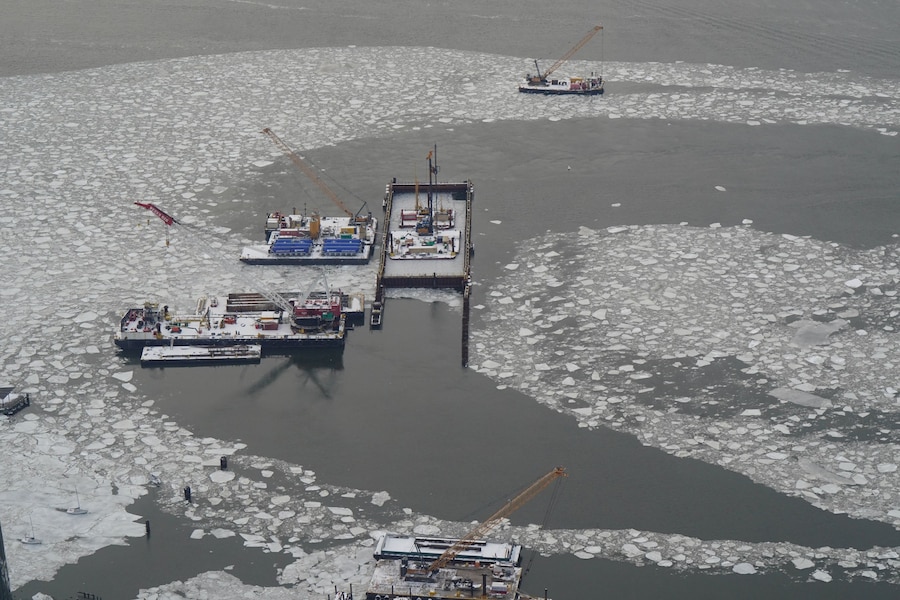Il 27 gennaio 2026, dal ponte di osservazione dell'Edge at Hudson Yards a New York City, negli Stati Uniti, si vedono dei flussi di ghiaccio nel fiume Hudson tra il New Jersey e New York City. Foto scattata attraverso il vetro. REUTERS/Bing Guan (REUTERS)