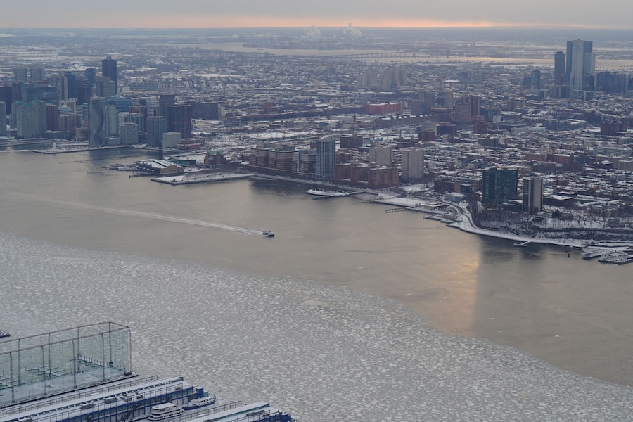 Un traghetto naviga tra i ghiacci galleggianti del fiume Hudson tra il New Jersey e New York City, visto dal ponte di osservazione dell'Edge at Hudson Yards a New York City, Stati Uniti, il 27 gennaio 2026. Foto scattata attraverso un vetro. REUTERS/Bing Guan (REUTERS)