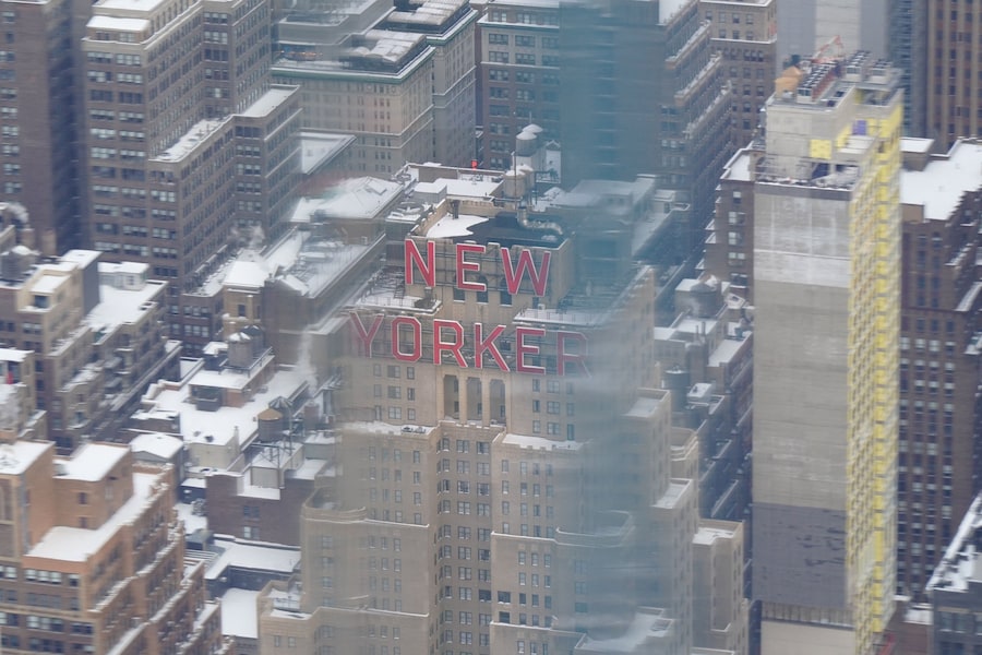 Il New Yorker Hotel dopo una nevicata, visto dalla piattaforma panoramica dell'Edge, a Hudson Yards, New York City, Stati Uniti, 27 gennaio 2026. Foto scattata attraverso un vetro. REUTERS/Bing Guan (REUTERS)