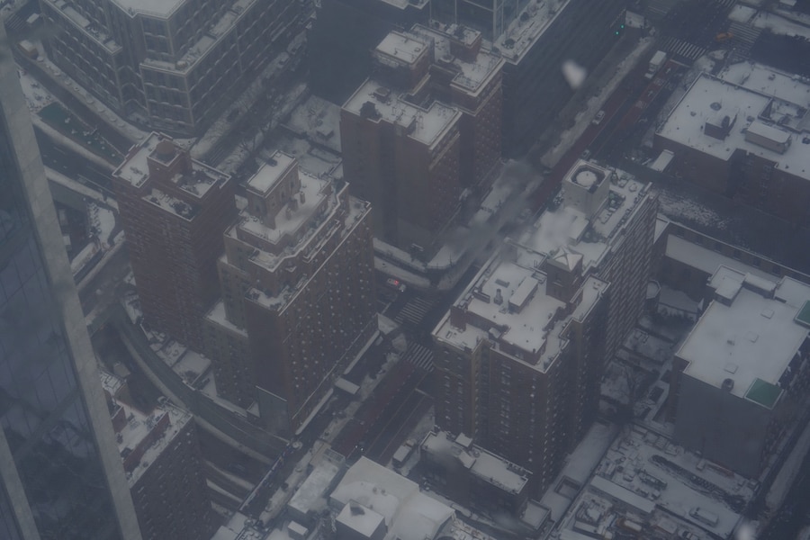 La neve ricopre i tetti degli edifici di Manhattan, vista dal ponte di osservazione dell'Edge at Hudson Yards a New York City, Stati Uniti, 27 gennaio 2026. REUTERS/Bing Guan. Foto scattata attraverso il vetro. (REUTERS)