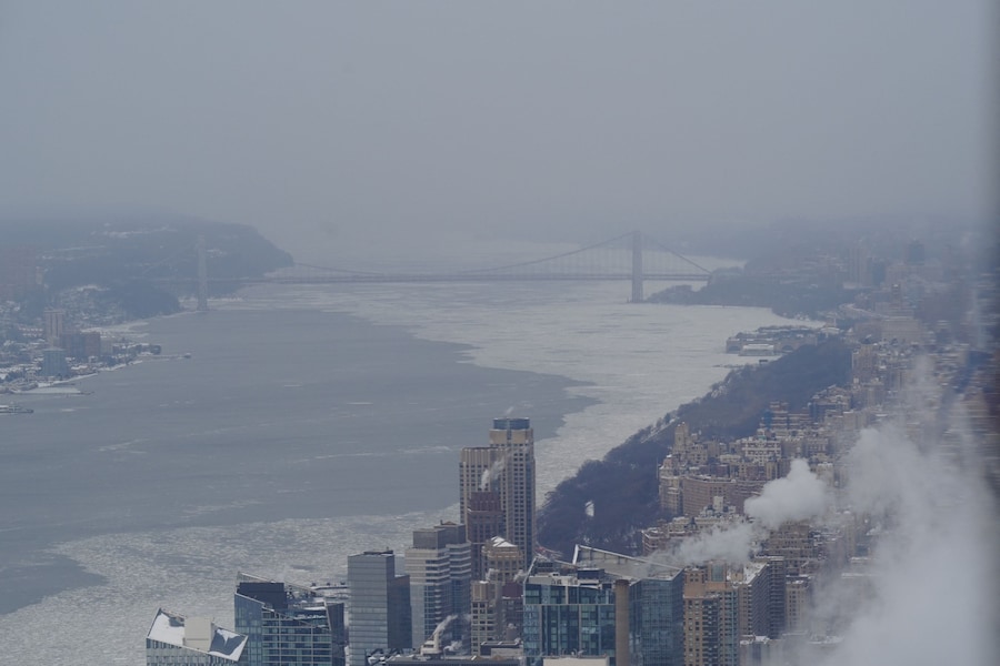 Il ponte George Washington è circondato dai ghiaccioli del fiume Hudson tra il New Jersey e New York City, visto dal ponte di osservazione dell'Edge at Hudson Yards a New York City, Stati Uniti, il 27 gennaio 2026. REUTERS/Bing Guan (REUTERS)