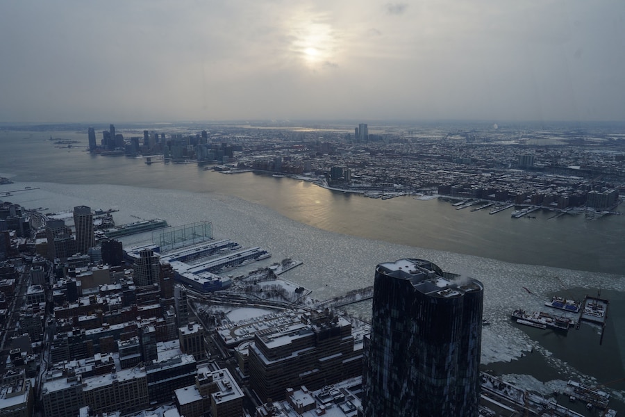 Il 27 gennaio 2026, dal ponte di osservazione dell'Edge at Hudson Yards a New York City, negli Stati Uniti, si vedono dei flussi di ghiaccio nel fiume Hudson tra il New Jersey e New York City. Foto scattata attraverso il vetro. REUTERS/Bing Guan (REUTERS)