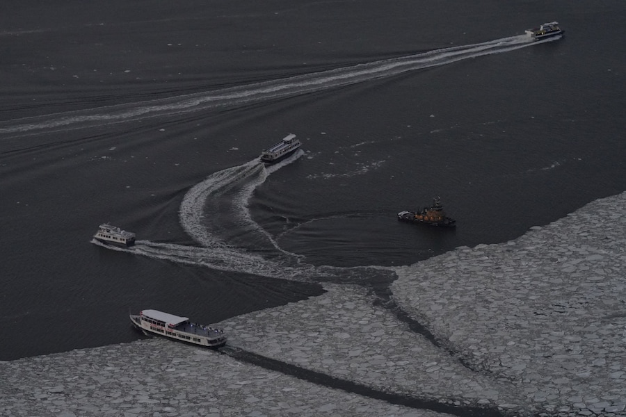 Traghetti, rimorchiatori e battelli turistici navigano tra i ghiacci del fiume Hudson tra il New Jersey e New York City, come si vede dal ponte di osservazione dell'Edge at Hudson Yards a New York City, Stati Uniti, il 27 gennaio 2026. Foto scattata attraverso un vetro. REUTERS/Bing Guan (REUTERS)