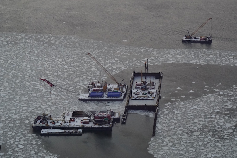 Gru galleggianti sono visibili tra i flussi di ghiaccio nel fiume Hudson tra il New Jersey e New York City, come si vede dalla piattaforma di osservazione dell'Edge at Hudson Yards a New York City, Stati Uniti, il 27 gennaio 2026. Foto scattata attraverso il vetro. REUTERS/Bing Guan (REUTERS)