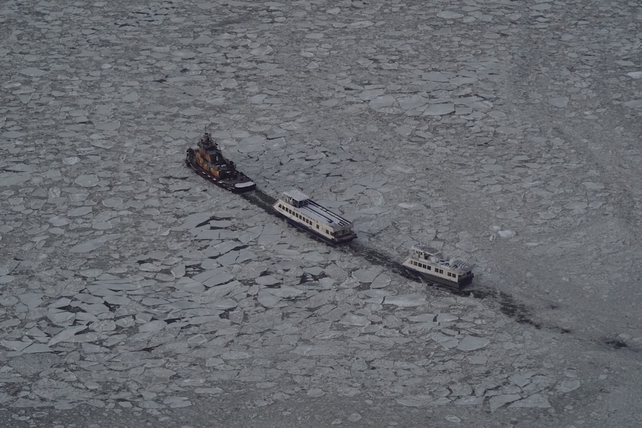 Un rimorchiatore traina due traghetti attraverso i ghiacci galleggianti del fiume Hudson tra il New Jersey e New York City, come si vede dal ponte di osservazione dell'Edge at Hudson Yards a New York City, Stati Uniti, il 27 gennaio 2026. REUTERS/Bing Guan. Foto scattata attraverso un vetro. (REUTERS)