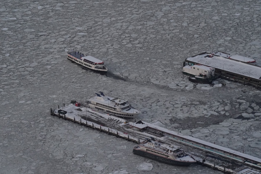 Una barca turistica della Circle Line naviga tra i ghiacci galleggianti del fiume Hudson tra il New Jersey e New York City, vista dal ponte di osservazione dell'Edge at Hudson Yards a New York City, Stati Uniti, il 27 gennaio 2026. REUTERS/Bing Guan. Foto scattata attraverso un vetro. (REUTERS)