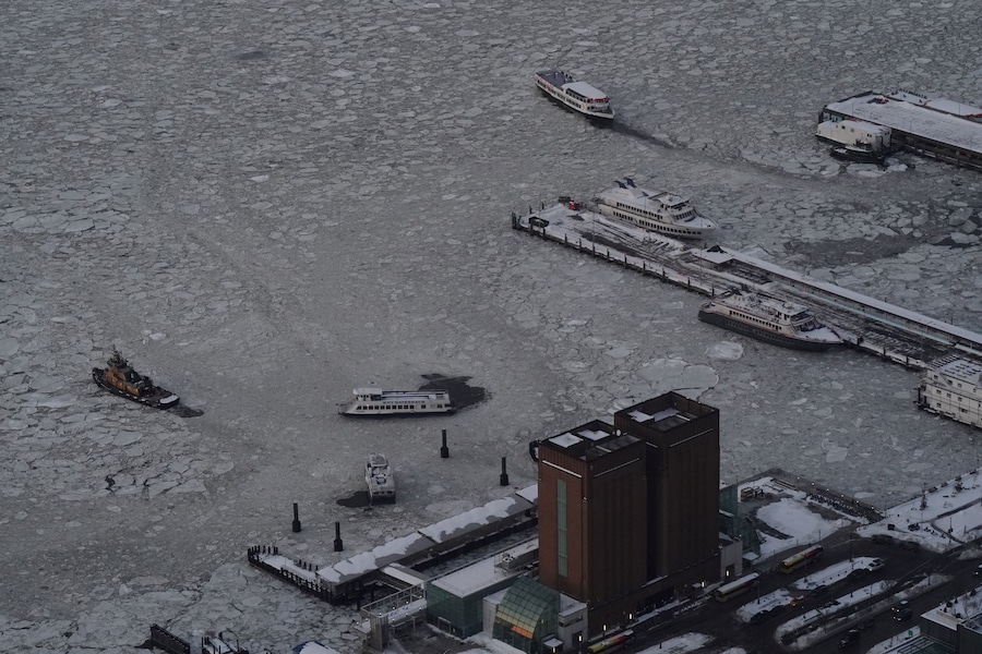 Traghetti, rimorchiatori e battelli turistici navigano tra i ghiacci del fiume Hudson tra il New Jersey e New York City, come si vede dal ponte di osservazione dell'Edge at Hudson Yards a New York City, Stati Uniti, il 27 gennaio 2026. Foto scattata attraverso un vetro. REUTERS/Bing Guan (REUTERS)
