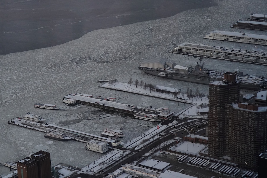 Il 27 gennaio 2026, dal ponte di osservazione dell'Edge at Hudson Yards a New York City, negli Stati Uniti, si vedono banchi di ghiaccio intorno ai moli dei traghetti sul fiume Hudson, tra il New Jersey e New York City. Foto scattata attraverso il vetro. REUTERS/Bing Guan (REUTERS)