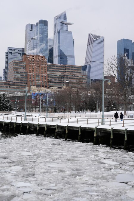 Il ghiaccio blocca il fiume Hudson vicino al centro di Manhattan a New York, lunedì 26 gennaio 2026. (AP Photo/Seth Wenig) (APN)