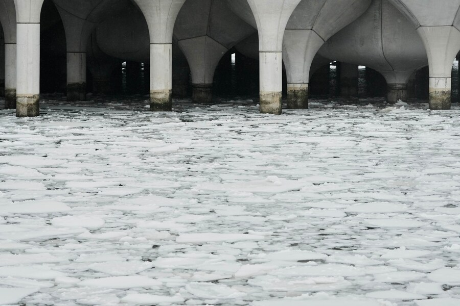 Ghiaccio galleggiante sul fiume Hudson vicino a Little Island a New York, lunedì 26 gennaio 2026. (AP Photo/Seth Wenig) (APN)