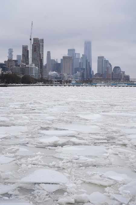 Le nuvole coprono la cima del One World Trade Center, in alto a destra, mentre il ghiaccio ricopre il fiume Hudson a New York, lunedì 26 gennaio 2026. (AP Photo/Seth Wenig) (APN)