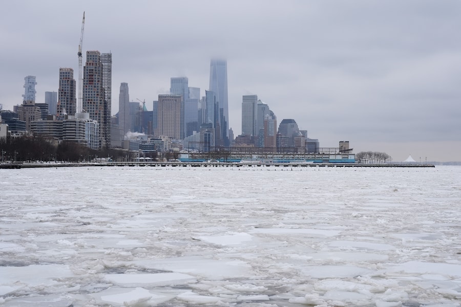 Le nuvole coprono la cima del One World Trade Center, in alto al centro, mentre il ghiaccio ricopre il fiume Hudson a New York, lunedì 26 gennaio 2026. (AP Photo/Seth Wenig) (APN)