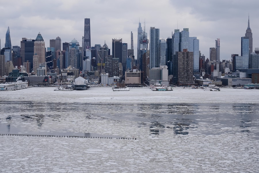 Ghiaccio galleggiante sul fiume Hudson davanti allo skyline di New York City, visto da Weehawken, New Jersey, lunedì 26 gennaio 2026. (AP Photo/Seth Wenig) (APN)
