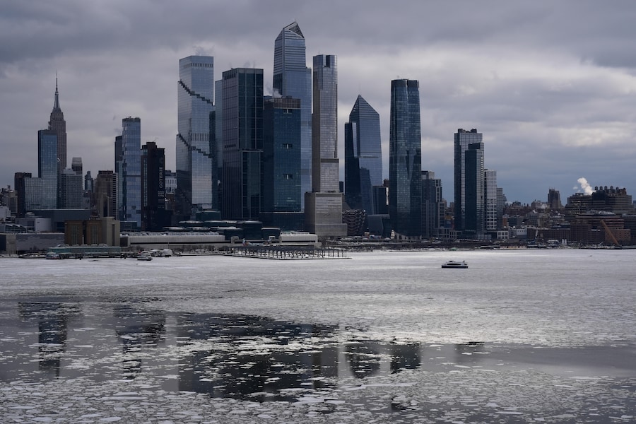 Ghiaccio galleggiante sul fiume Hudson davanti allo skyline di New York City, visto da Weehawken, New Jersey, lunedì 26 gennaio 2026. (AP Photo/Seth Wenig) (APN)
