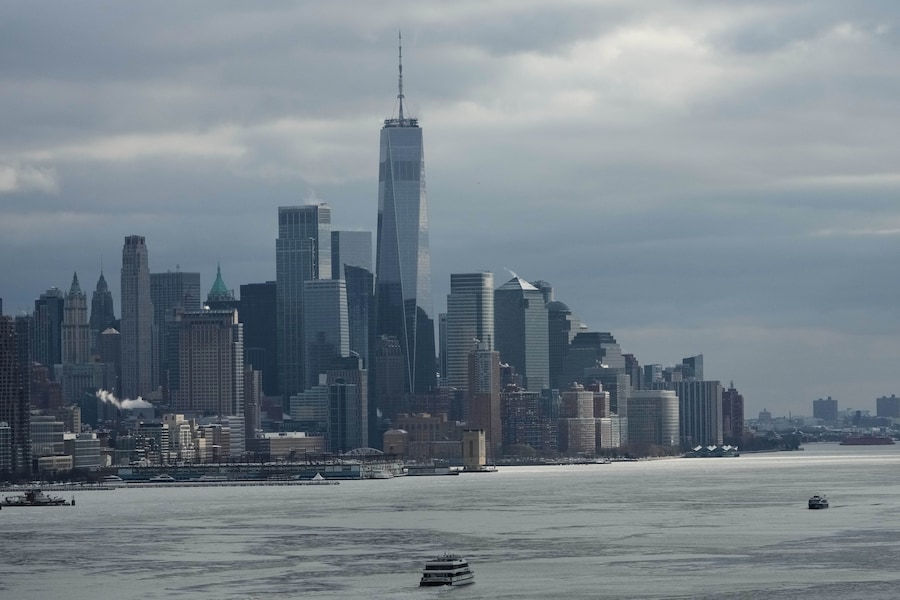 Ghiaccio galleggiante sul fiume Hudson davanti allo skyline di New York City, visto da Weehawken, New Jersey, lunedì 26 gennaio 2026. (AP Photo/Seth Wenig) (APN)