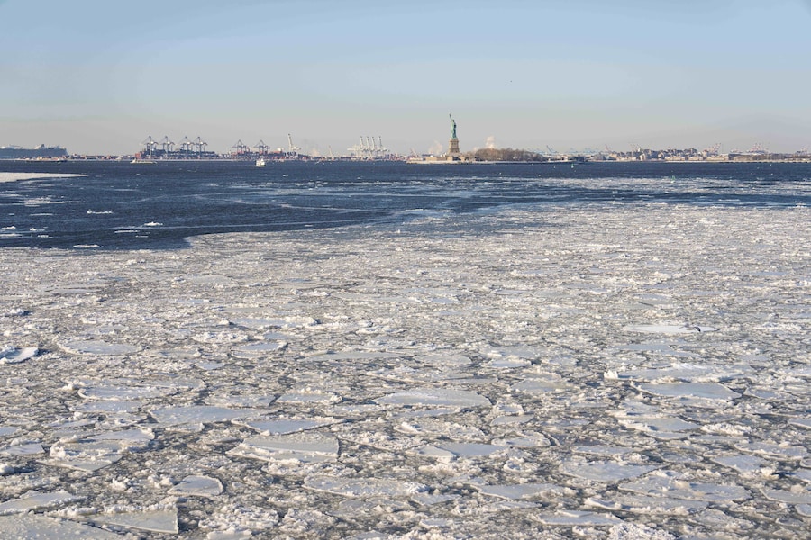 Ghiaccio galleggiante sul fiume Hudson visto dal traghetto di Staten Island, martedì 27 gennaio 2026, a New York. (AP Photo/Yuki Iwamura) (APN)