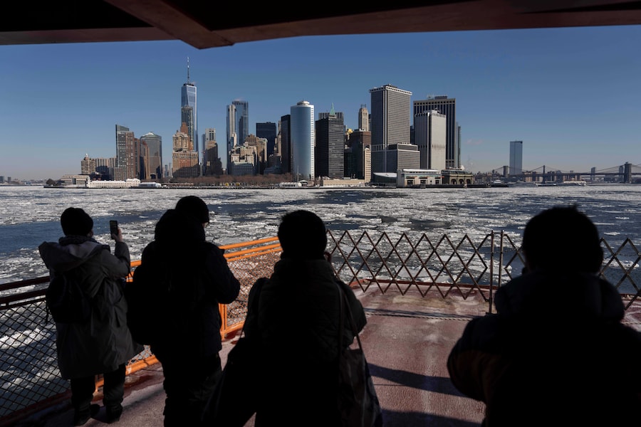 La gente prende il traghetto di Staten Island mentre il ghiaccio galleggia sul fiume Hudson, martedì 27 gennaio 2026, a New York. (AP Photo/Yuki Iwamura) (APN)