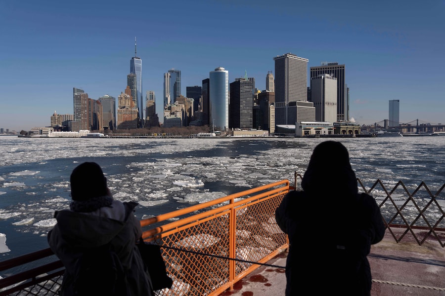 La gente prende il traghetto di Staten Island mentre il ghiaccio galleggia sul fiume Hudson, martedì 27 gennaio 2026, a New York. (AP Photo/Yuki Iwamura) (APN)