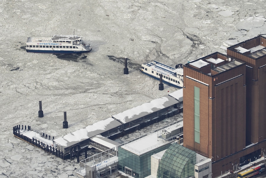 I traghetti della New York Waterway navigano mentre il ghiaccio galleggia sul fiume Hudson, visto dalla terrazza panoramica Edge a Hudson Yards, martedì 27 gennaio 2026, a New York. (AP Photo/Yuki Iwamura) (APN)