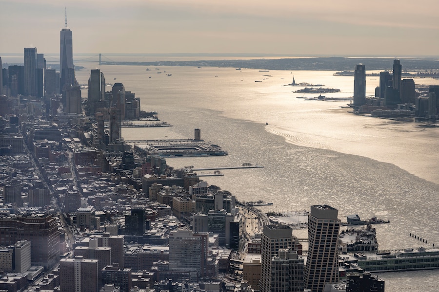 Ghiaccio galleggiante sul fiume Hudson visto dalla terrazza panoramica Edge a Hudson Yards, martedì 27 gennaio 2026, a New York. (AP Photo/Yuki Iwamura) (APN)