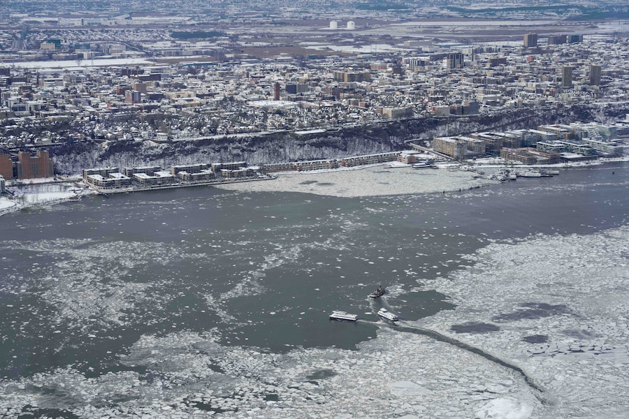 I traghetti della New York Waterway navigano mentre il ghiaccio galleggia sul fiume Hudson, visto dalla terrazza panoramica Edge a Hudson Yards, martedì 27 gennaio 2026, a New York. (AP Photo/Yuki Iwamura) (APN)