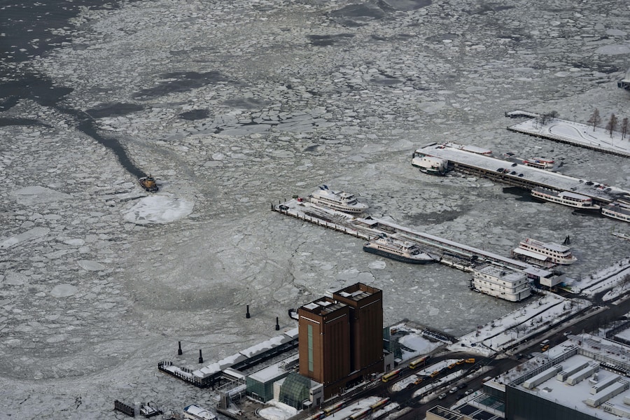 I traghetti sono ormeggiati ai moli mentre il ghiaccio galleggia sul fiume Hudson, visto dalla terrazza panoramica Edge a Hudson Yards, martedì 27 gennaio 2026, a New York. (AP Photo/Yuki Iwamura) (APN)