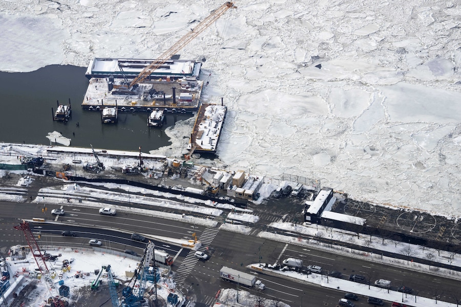 Ghiaccio galleggiante sul fiume Hudson visto dalla piattaforma panoramica Edge a Hudson Yards, martedì 27 gennaio 2026, a New York. (AP Photo/Yuki Iwamura) (APN)
