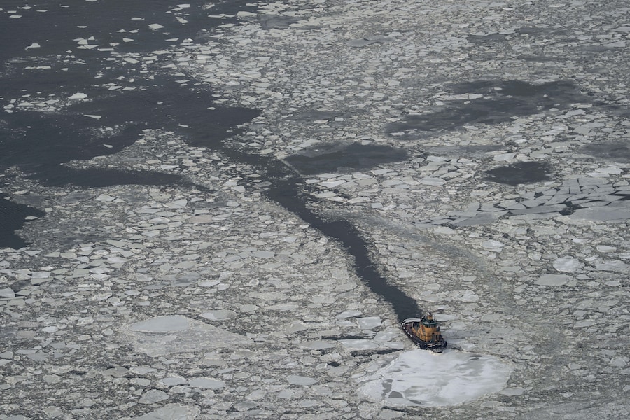 Una barca naviga tra i ghiacci galleggianti sul fiume Hudson, vista dalla terrazza panoramica Edge a Hudson Yards, martedì 27 gennaio 2026, a New York. (AP Photo/Yuki Iwamura) (APN)