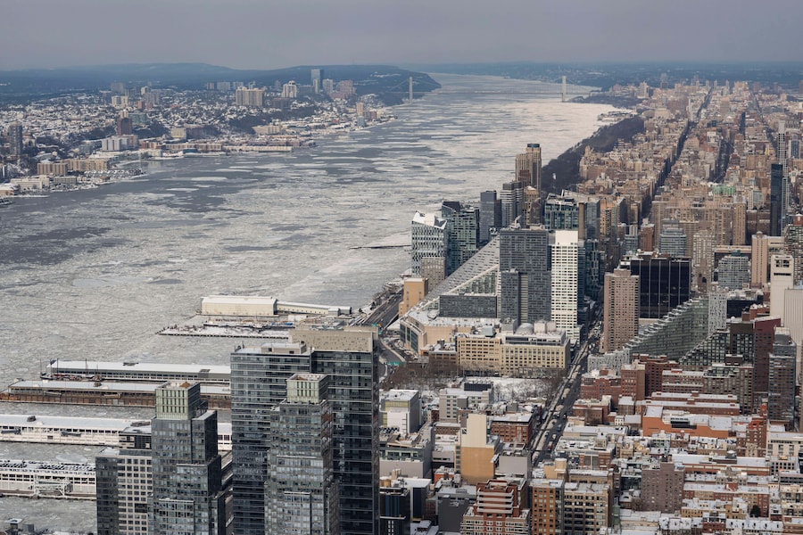 Ghiaccio galleggiante sul fiume Hudson visto dalla piattaforma panoramica Edge a Hudson Yards, martedì 27 gennaio 2026, a New York. (AP Photo/Yuki Iwamura) (APN)