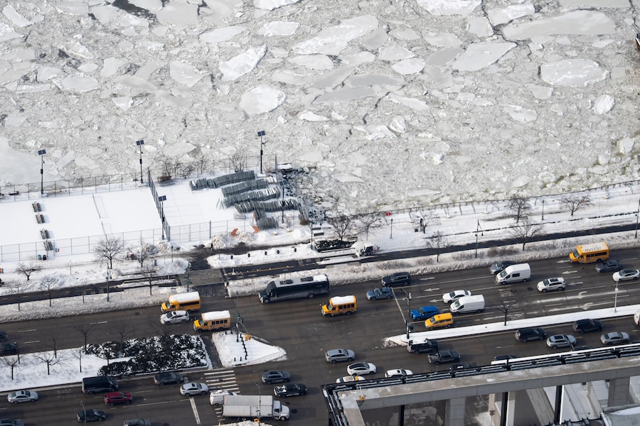 Ghiaccio galleggiante sul fiume Hudson visto dalla piattaforma panoramica Edge a Hudson Yards, martedì 27 gennaio 2026, a New York. (AP Photo/Yuki Iwamura) (APN)