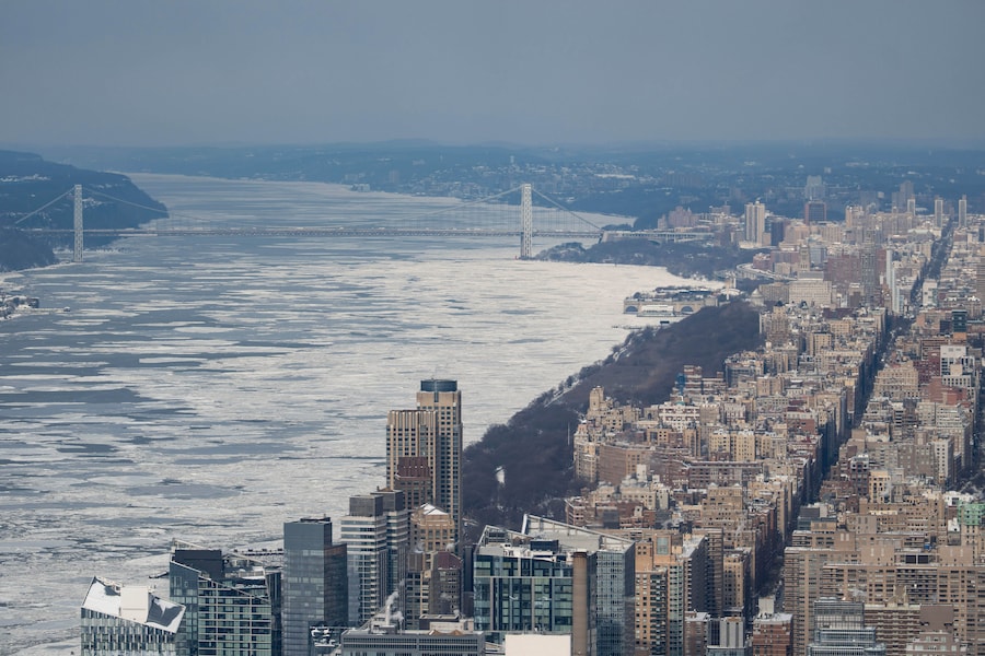 Il ponte George Washington visto dal ponte panoramico Edge a Hudson Yards, martedì 27 gennaio 2026, a New York, con il ghiaccio che galleggia sul fiume Hudson. (AP Photo/Yuki Iwamura) (APN)