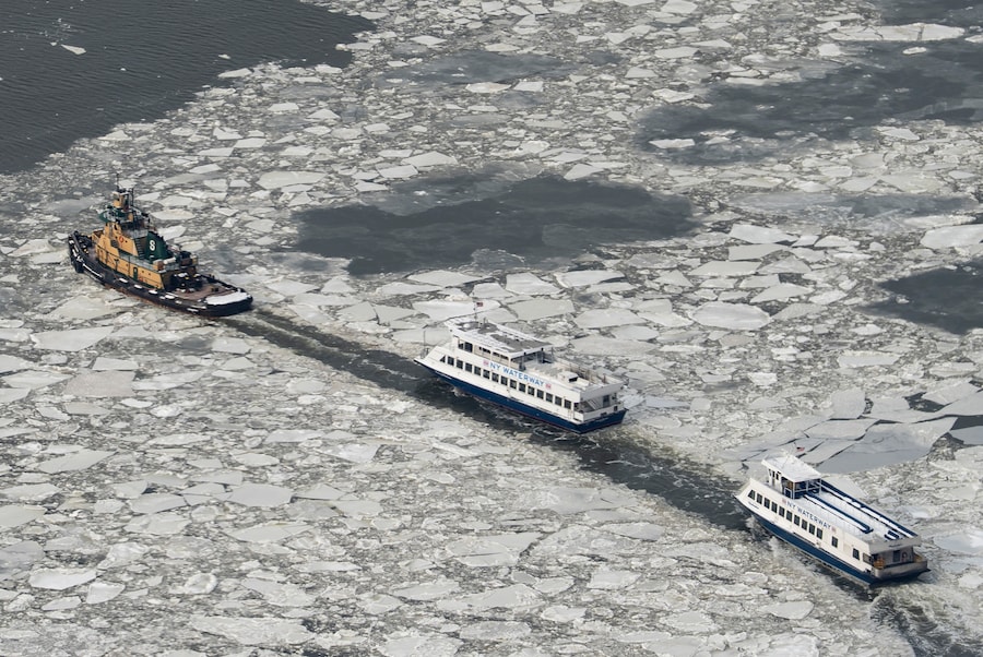 I traghetti della New York Waterway navigano mentre il ghiaccio galleggia sul fiume Hudson, visto dal ponte panoramico Edge a Hudson Yards, martedì 27 gennaio 2026, a New York. (AP Photo/Yuki Iwamura) (APS)