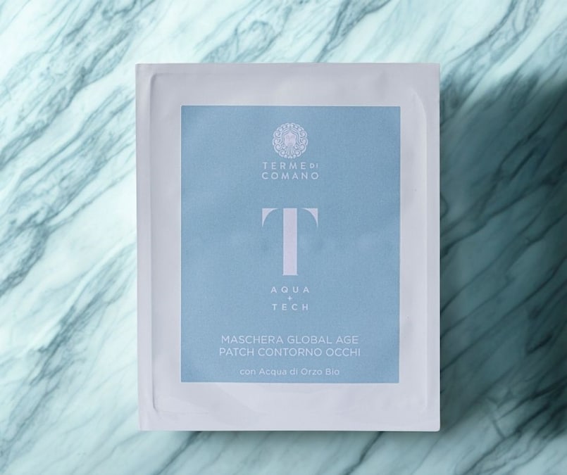 Maschera Global Age Patch Contorno Occhi – Terme di Comano. Patch monouso per il contorno occhi ad azione globale anti-age, studiato per idratare, distendere e illuminare lo sguardo. La formula con Acqua di Orzo Bio e acqua termale di Terme di Comano aiuta a contrastare segni di stanchezza, rughe sottili e disidratazione, donando comfort immediato e un aspetto più fresco e riposato. Ideale come trattamento intensivo o gesto express prima di un’occasione speciale.