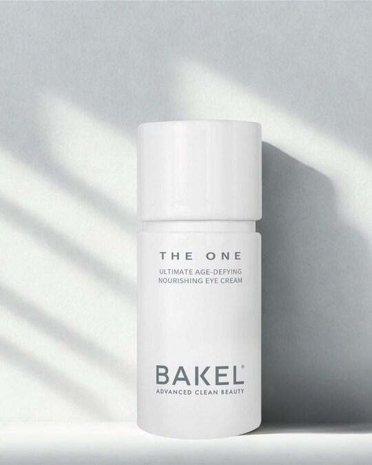 BAKEL. The One Eye Cream Crema anti-età ristrutturante per contorno occhi e palpebre, formulata con 27 attivi clean ad alta efficacia. Leviga rughe e linee sottili, ridensifica la pelle e ne migliora elasticità e luminosità, per uno sguardo visibilmente più giovane. Con peptidi biomimetici ad azione botox-like, fitoretinolo ad alta tollerabilità, attivi idratanti e tonificanti. Uso quotidiano, mattina e sera. Packaging premium in ceramica con ricarica riciclata e riciclabile.