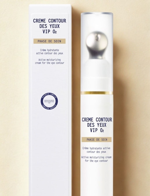 BIOLOGIQUE RECHERCHE CRÈME CONTOUR DES YEUX VIP O2. Specificamente formulata per la delicata zona del contorno occhi, questa crema leggera attiva quotidianamente l’ossigenazione della pelle. È arricchita con ingredienti attivi mirati a ridurre l’intensità delle occhiaie. L’applicatore in acciaio aiuta a far penetrare meglio gli attivi. La zona del contorno occhi risulta idratata, morbida e più elastica.