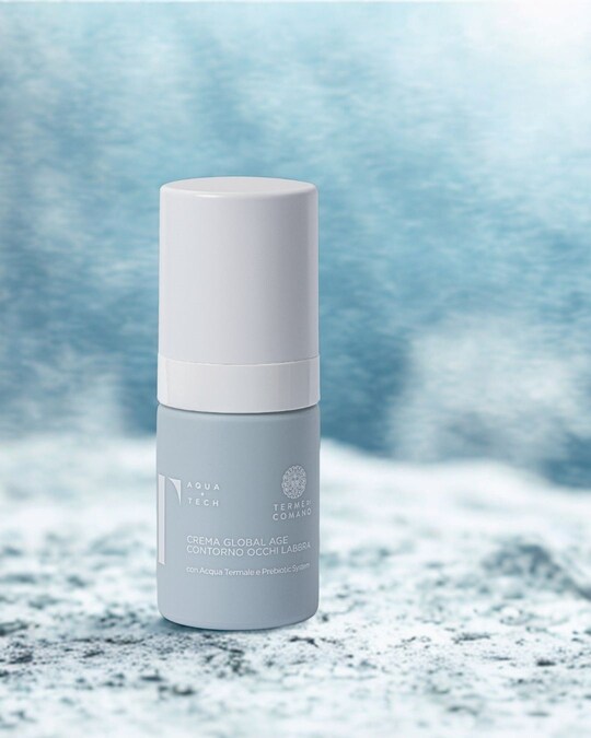 Crema Global Age Contorno Occhi e Labbra – Aqua+Tech, Terme di Comano. Trattamento anti-age ad azione globale studiato per la delicata zona di contorno occhi e labbra. La formula con acqua termale di Terme di Comano e Prebiotic System aiuta a rafforzare la barriera cutanea, idratare in profondità e contrastare rughe, segni di stanchezza e perdita di tono. La texture leggera e confortevole si assorbe rapidamente, lasciando la pelle più distesa e luminosa