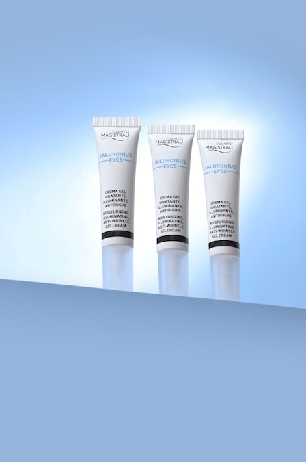 Jaluronius Eyes Cosmetici Magistrali. Gel-crema contorno occhi combina acido ialuronico a diverso peso molecolare, contenuto nell’esclusiva tecnologia Jalubalance, per aiutare a rimpolpare, levigare e migliorare l’aspetto delle piccole rughe. La texture fresca e a rapido assorbimento contribuisce a ridurre i segni di stanchezza e a rendere lo sguardo più luminoso. Adatta all’uso quotidiano, mattino e sera, anche come base trucco.