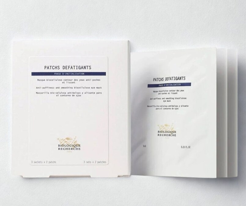 BIOLOGIQUE REHCERCHE Patchs Défatigants Trattamento contorno occhi anti borse e occhiaie. I patch Défatigants, realizzati con fibre naturali di biocellulosa, sono pre-imbibiti in una formula arricchita con principi attivi anti-borse, anti-occhiaie e antirughe. La loro forma simile a una pinzetta consente un’applicazione ottimale il più vicino possibile all’area del contorno occhi per un trattamento efficace e completo. Immediatamente, le borse si riducono, la pelle è levigata, mentre rughe e linee sottili sono meno visibili.