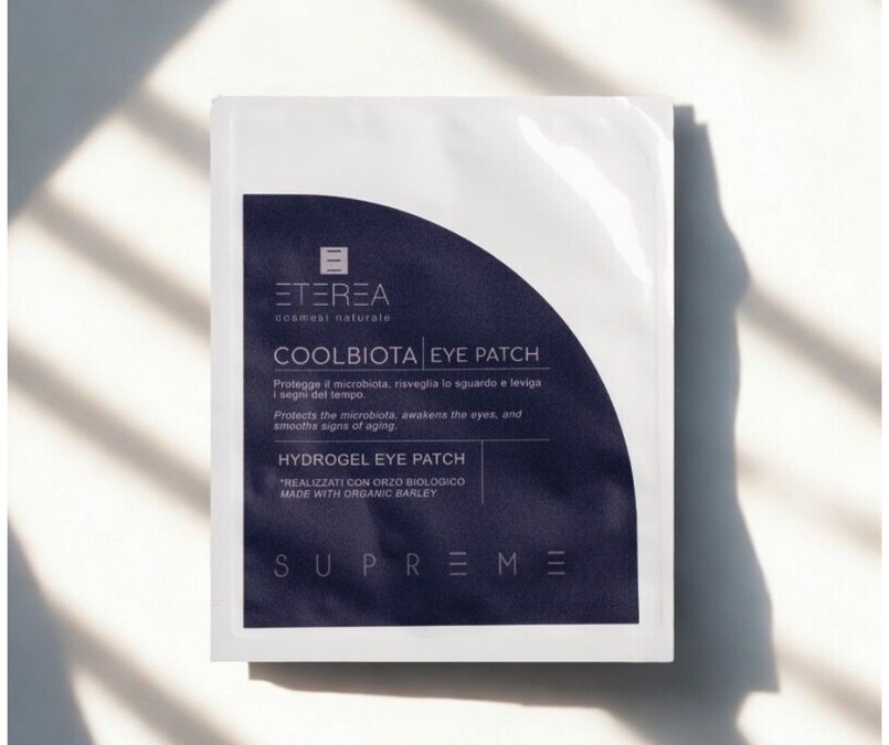 SUPREME COOLBIOTA EYE PATCH di Eterea Cosmesi Naturale. Patch in hydrogel rinfrescanti e idratanti, ideali per rivitalizzare il contorno occhi. Con acqua di steli d’orzo, estratto di albizia per contrastare segni di stanchezza; acido ialuronico e un complesso a base di glicogeno vegetale per migliorare tono, elasticità e luminosità. Lo sguardo appare subito più fresco e riposato. Indicati soprattutto per gli uomini