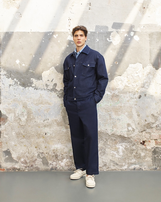 Pence 1979. Giubbotto in denim con proporzioni over e pantaloni coordinati